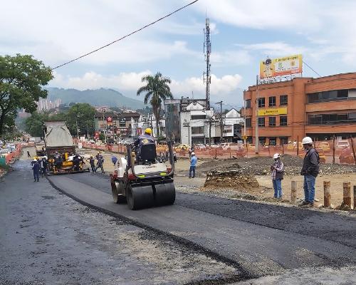 FotografoFoto Alcaldía de Medellín:Inició la pavimentación del costado sur del corredor de Metroplús en la calle 12 sur.